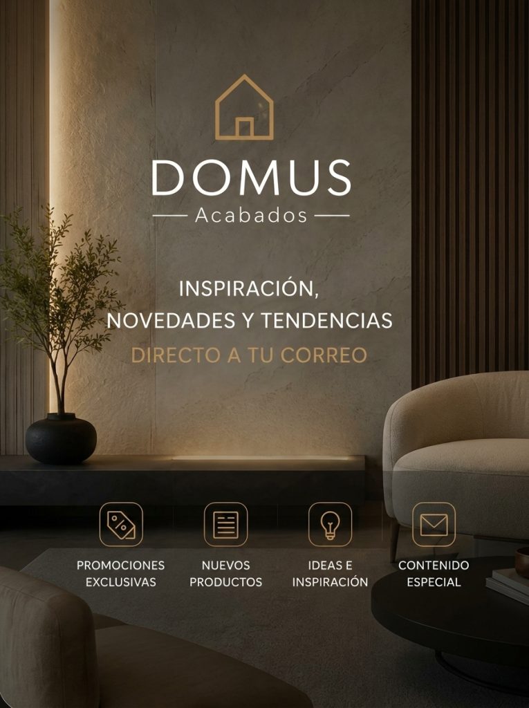 Salón moderno con un sillón beige, una planta y una pared oscura. El texto promociona Domus Acabados, que ofrece inspiración, noticias, tendencias y contenido exclusivo por correo electrónico. Los botones con iconos destacan productos, ideas y promociones. | DOMUS Acabados